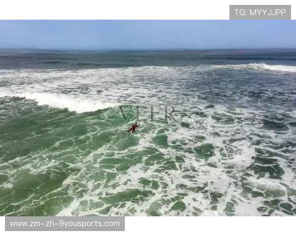 冲浪选手被海浪拍飞十米，爬起继续比赛