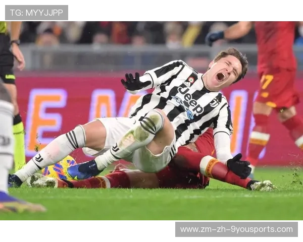 尤文禁区外远射，基耶萨一脚劲射擦柱入网